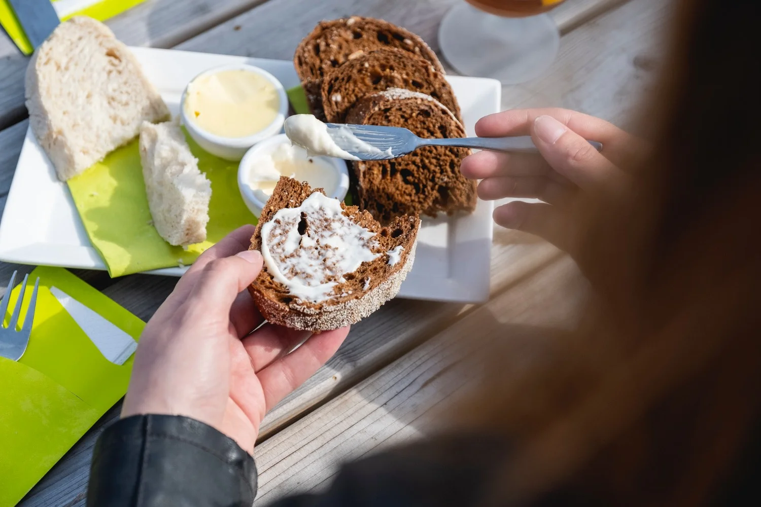 Boerenbrood met aioli en gezouten boter op de houten tafel