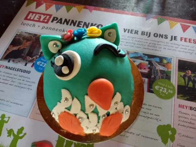 Zelfgemaakte boltaart in de vorm van een uil