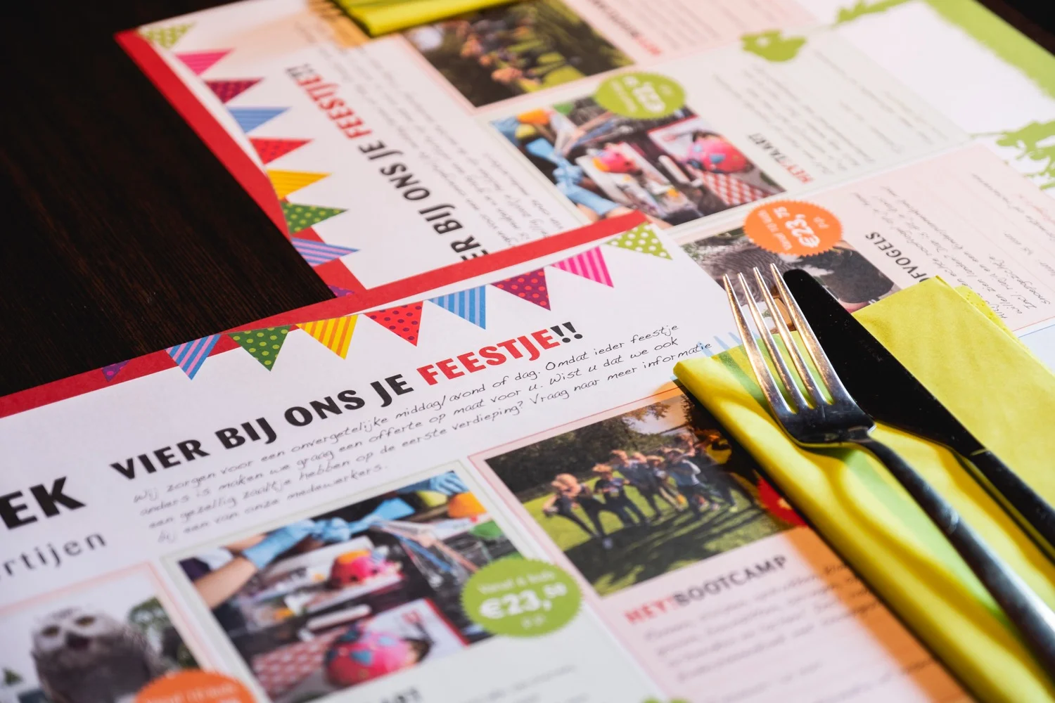 De HEY!-placemat op tafel met de uitnodiging om je feestje hier te vieren