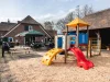Speeltuin met klimtoestel naast de boerderij